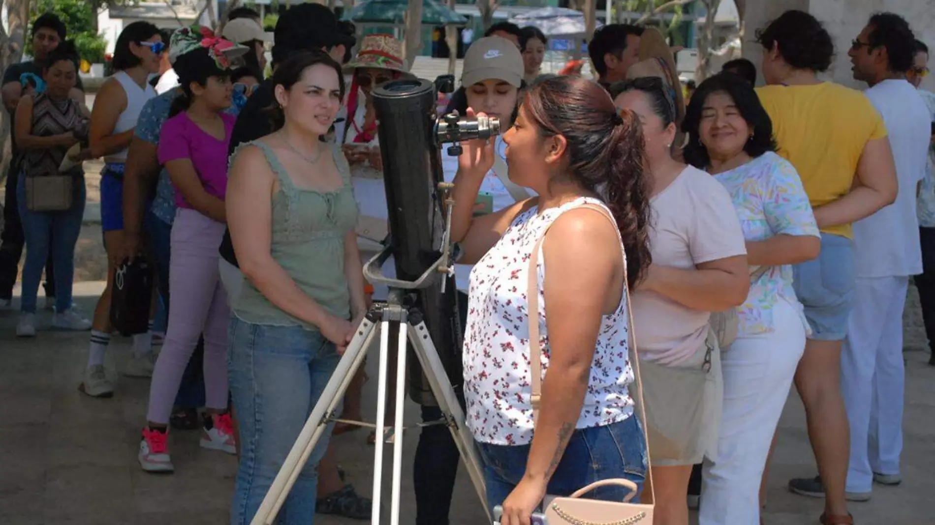 Personas-En-Plaza-De-Armas copia